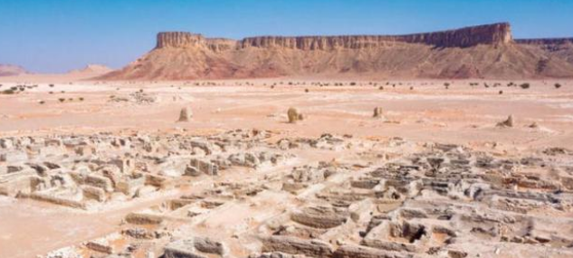 沙特阿拉伯的荒漠里，考古学家首次发现8000年前古老城镇-图2